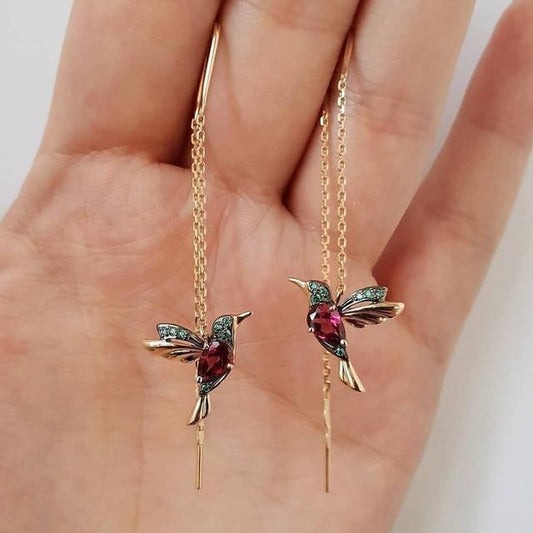 Goldene Ohrringe mit Kolibri-Design, rosa und grüne Edelsteine, eleganter Schmuck für Damen.