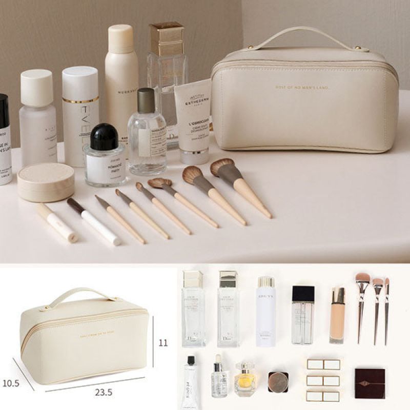 Beige Kosmetiktasche mit Make-up-Pinseln und Pflegeprodukten, ideal für Reisen und Organisation.