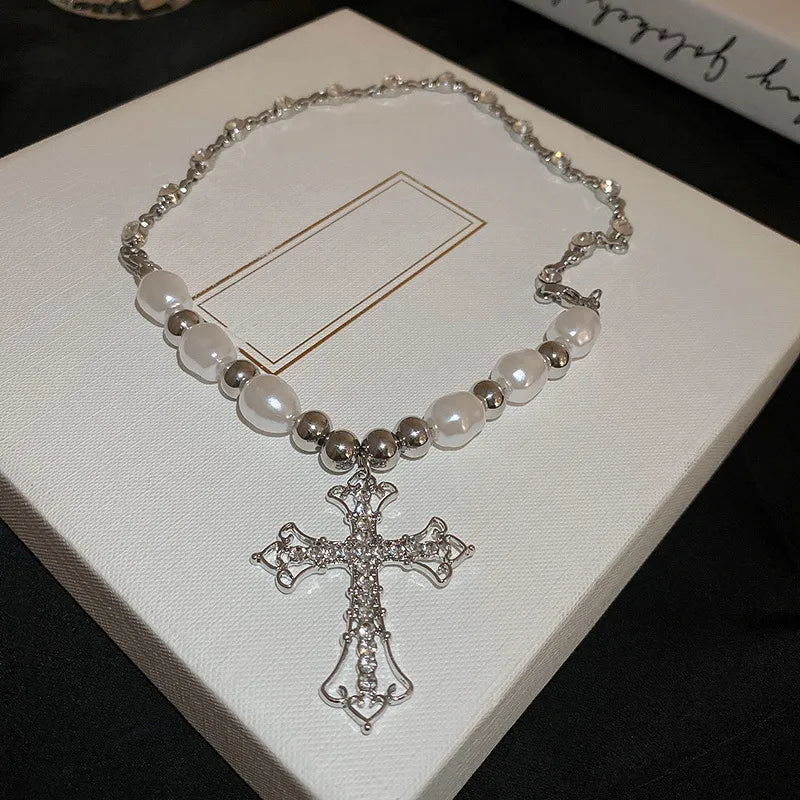Silberne Kreuzkette mit Perlen, elegantes Schmuckdesign, religiöses Accessoire, Geschenkidee.