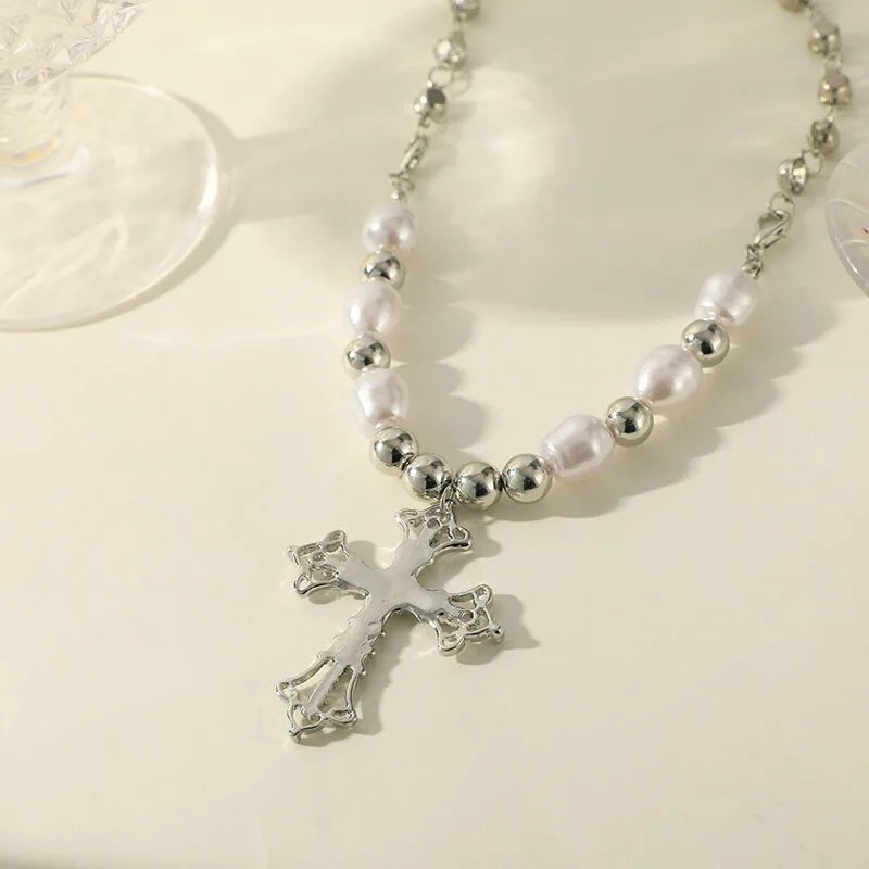 Silberne Kreuzkette mit Perlen, modisches Schmuckstück, elegantes Design, Damenaccessoire.