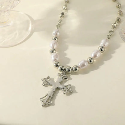 Silberne Kreuzkette mit Perlen, modisches Schmuckstück, elegantes Design, Damenaccessoire.