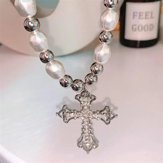 Silberne Kreuzkette mit Perlen und Metallkugeln, eleganter Schmuck für Damen.