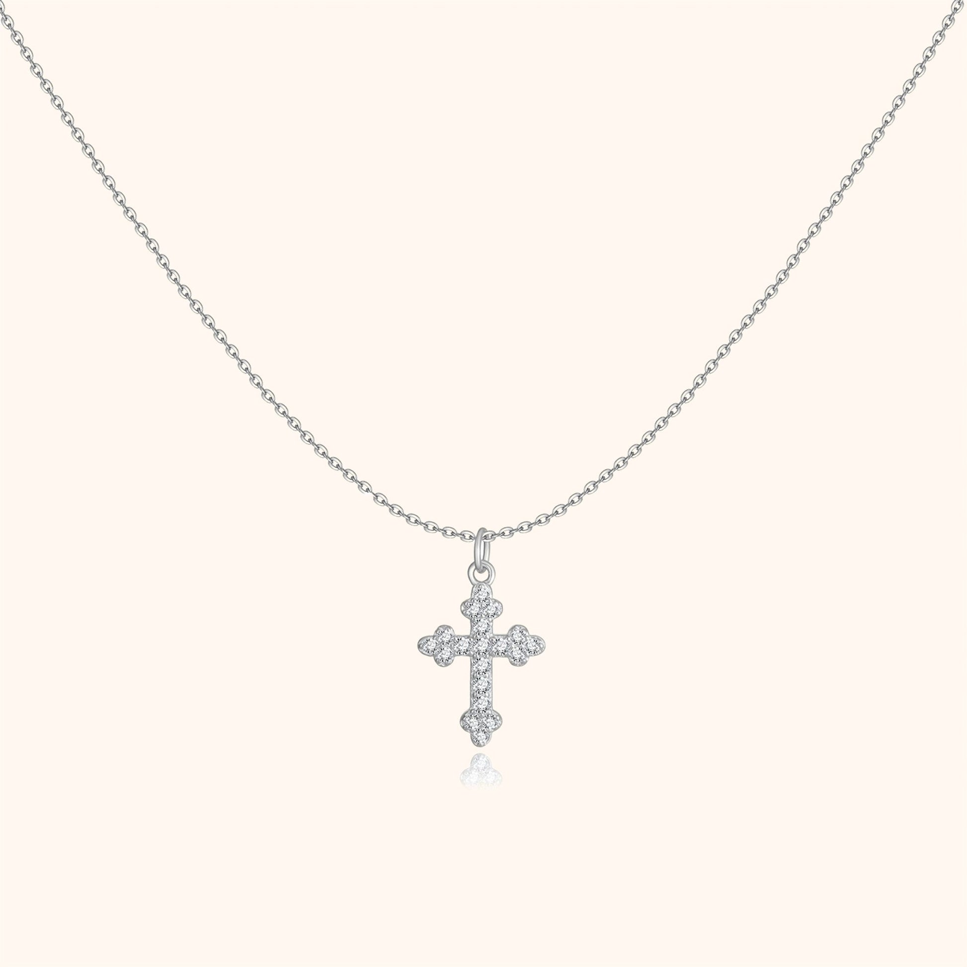 Silberne Halskette mit Kreuzanhänger, verziert mit Zirkonia-Steinen, eleganter Schmuck.