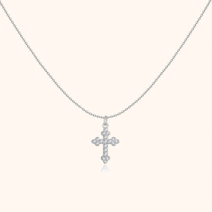 Silberne Halskette mit Kreuzanhänger, verziert mit Zirkonia-Steinen, eleganter Schmuck.