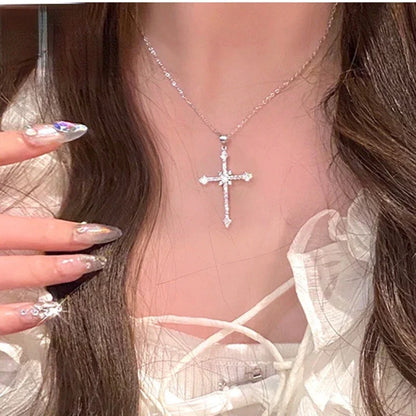 Silberne Kreuzkette Damen, funkelnd, eleganter Schmuck, modisches Accessoire, Geschenkidee.