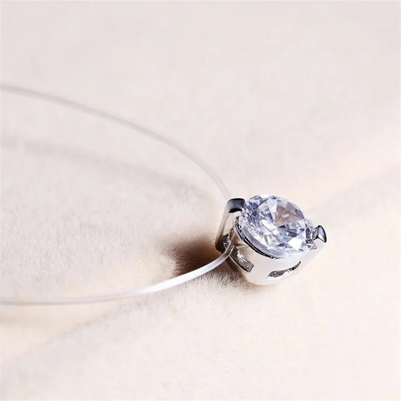 Silberne Halskette mit rundem Diamantanhänger, elegantes Schmuckdesign, Nahaufnahme.