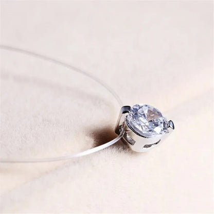 Silberne Halskette mit rundem Diamantanhänger, elegantes Schmuckdesign, Nahaufnahme.