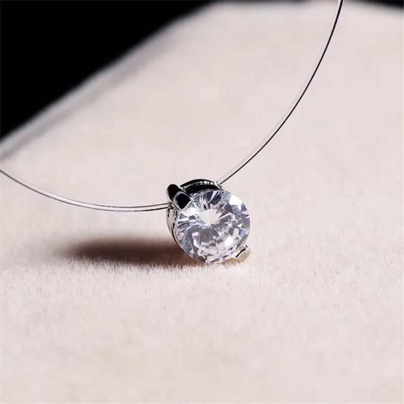 Klarer Kristallanhänger an zarter Halskette, eleganter Schmuck, funkelndes Accessoire.