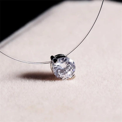 Klarer Kristallanhänger an zarter Halskette, eleganter Schmuck, funkelndes Accessoire.