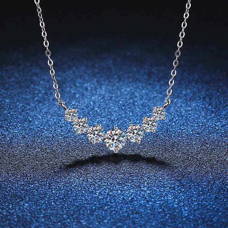 Silberne Halskette mit funkelnden Diamanten auf blauem Hintergrund, eleganter Schmuck.