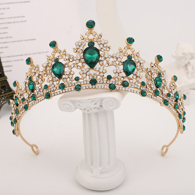 Goldene Tiara mit grünen Kristallen, ideal für Hochzeiten und Abschlussbälle, eleganter Haarschmuck.