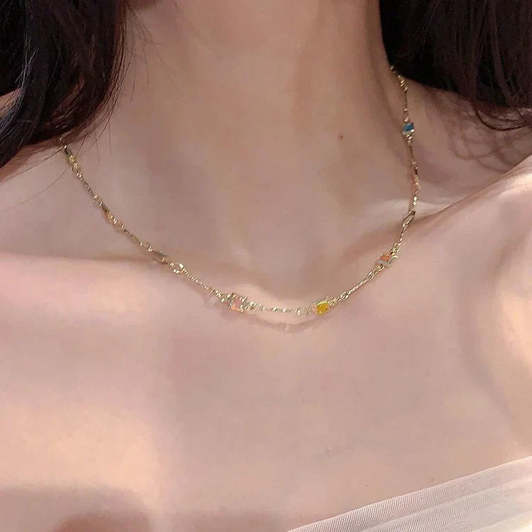 Goldene Halskette mit bunten Edelsteinen, zartes Design, Damen-Schmuck, modisch, elegant.