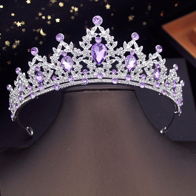 Silberne Tiara mit lila Kristallen, ideal für Hochzeiten, Partys, festliche Anlässe.