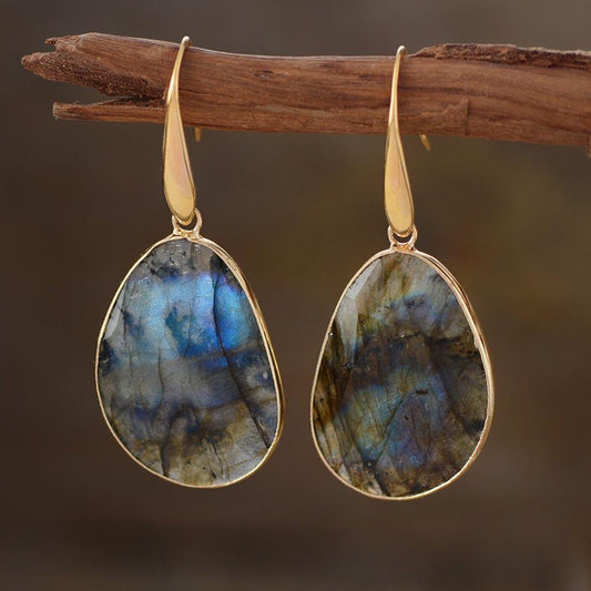 Labradorit-Ohrringe mit goldenen Haken, schimmernd, handgefertigter Schmuck, elegantes Design.