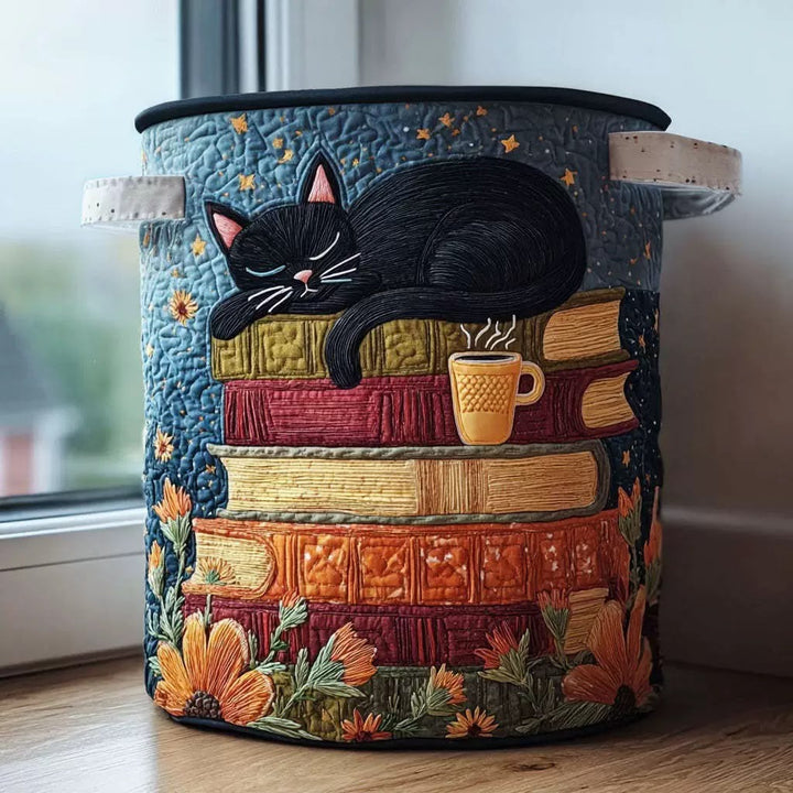 Vatteret kurv med sort sovende kat på en bunke farverige bøger med kaffekop og orange blomster, stående på et vindueskarm. 1
