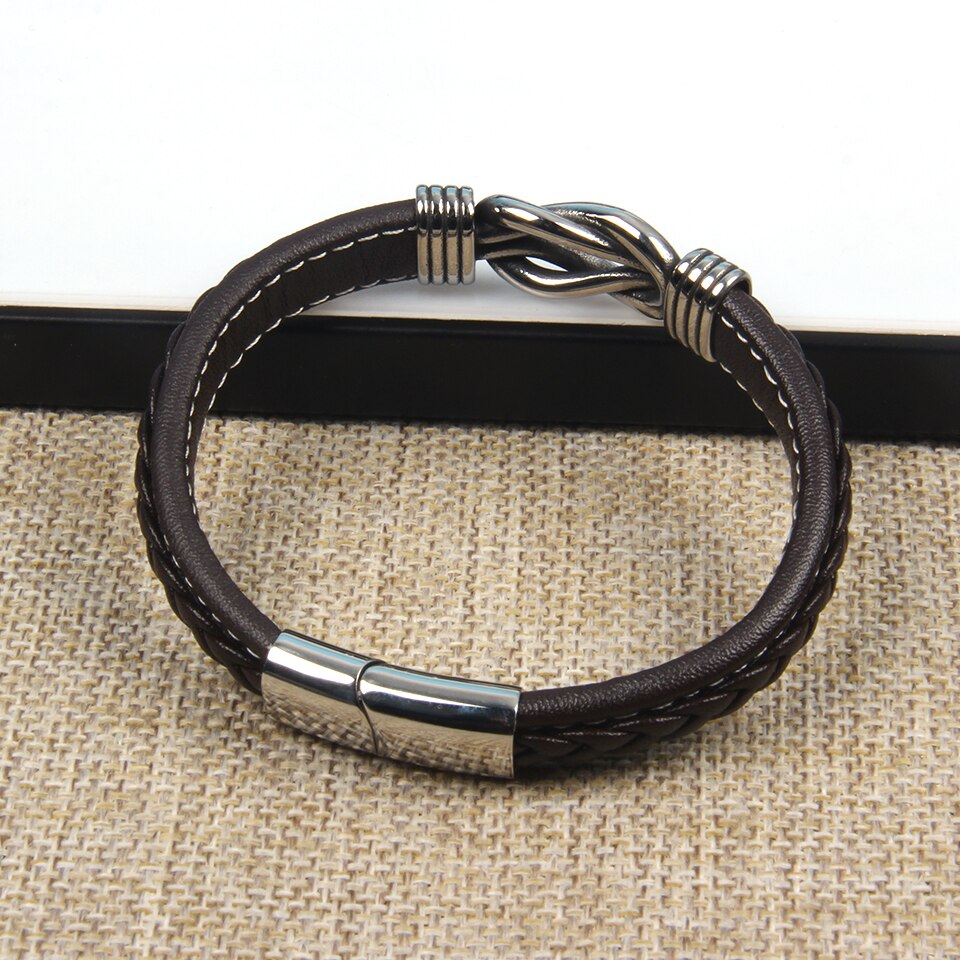 Braunes Lederarmband mit Edelstahlverschluss, geflochten, Herrenmode, Schmuckaccessoire.