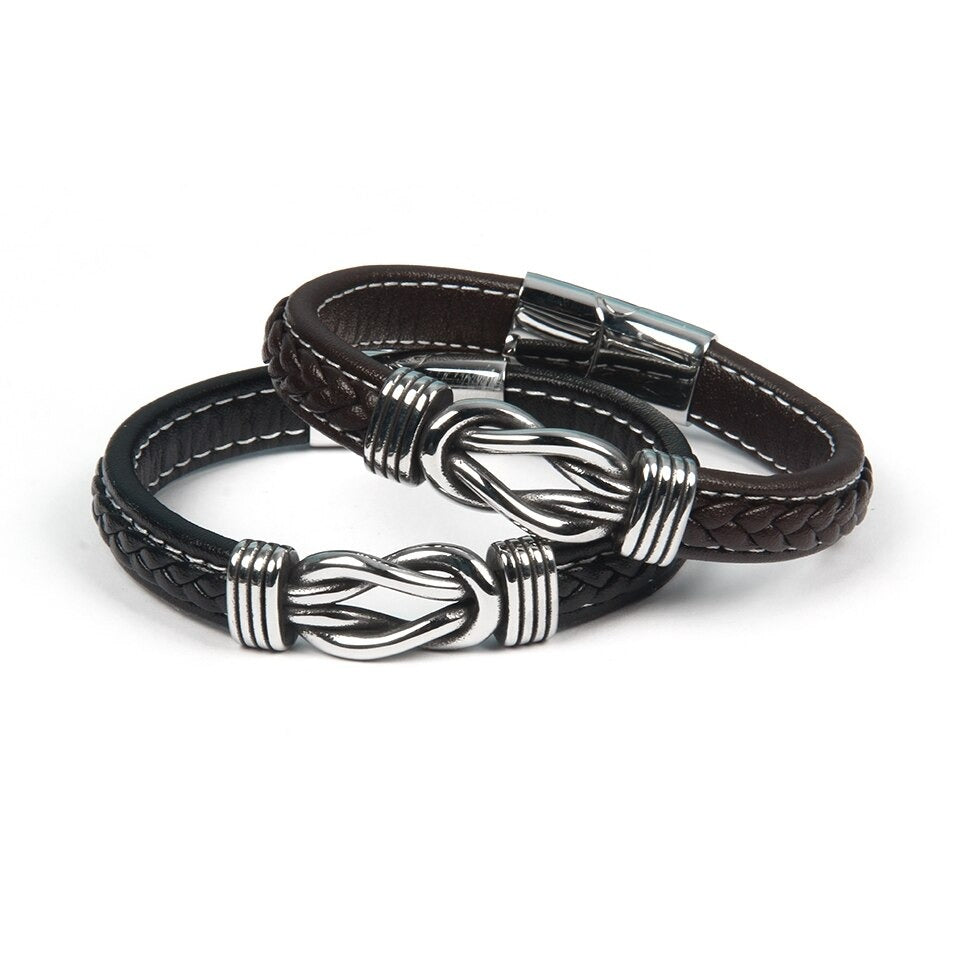 Zwei geflochtene Lederarmbänder, schwarz und braun, mit Edelstahlverschluss und Knotendetail.