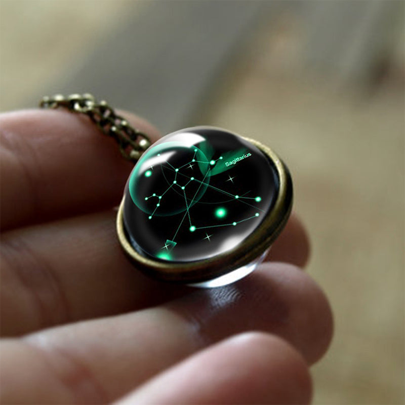 Glasanhänger mit Sternbild, leuchtend, rund, bronzefarben, Hand, Schmuck, Geschenkidee.