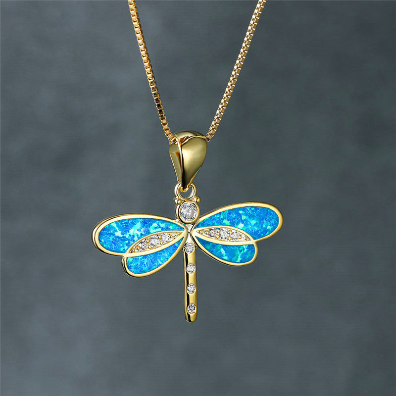 Goldene Libellen-Halskette mit blauen Opalflügeln und Zirkonia, eleganter Schmuckanhänger.