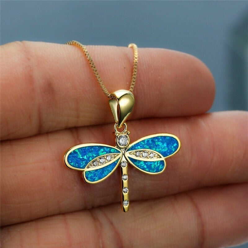 Goldene Libellen-Halskette mit blauen Opalflügeln und Kristallen, eleganter Schmuckanhänger.