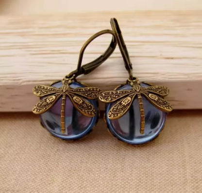 Vintage Ohrringe mit Libellenmotiv, bronzefarben, rund, blaues Glas, handgefertigter Schmuck.