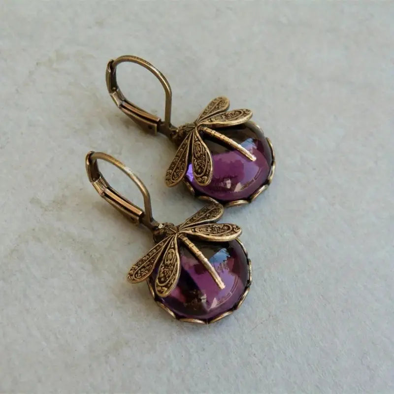 Vintage Ohrringe mit Libellenmotiv, lila Glasstein, antikes Messing, handgefertigter Schmuck.