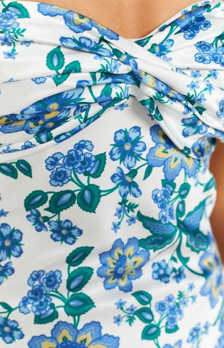 Figursyet rørkjole med blåt blomsterprint – Mireva