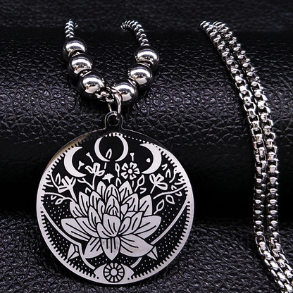 Silberne Halskette mit Lotus-Anhänger, Edelstahl, Mandala-Design, Damen-Schmuck, elegant.