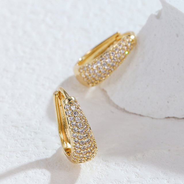 Goldene Ohrringe mit Zirkonia, luxuriös, elegant, Schmuck für Frauen, Geschenkideen.
