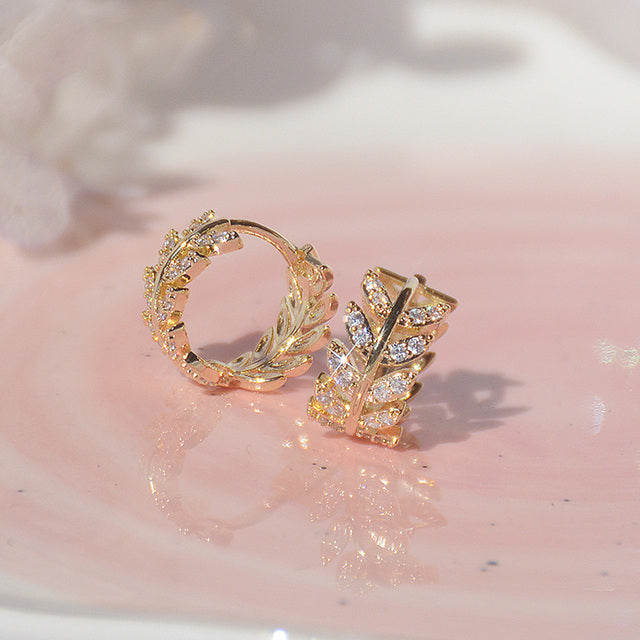 Goldene Ohrringe mit Kristall-Zirkonia, luxuriöses Schmuck-Accessoire für Frauen, elegant.