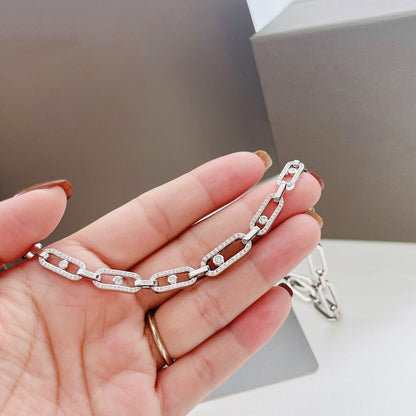 Luxuriöse silberne Halskette mit rechteckigen Gliedern, elegantes Schmuckdesign.