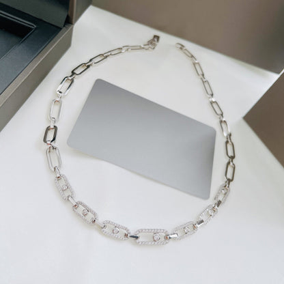 Luxuriöse silberne Halskette mit rechteckigen Gliedern, elegantes Schmuckdesign.