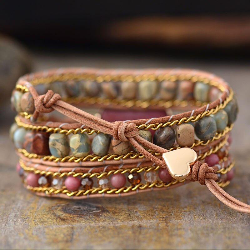 Herzförmiges Wickelarmband aus Leder mit Jaspis und Kristallen, modisches Schmuckstück.