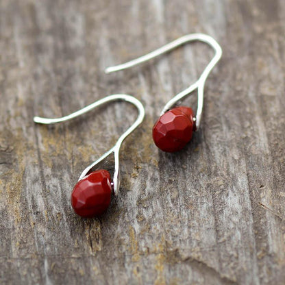 Rote Jaspis-Ohrringe, natürliche Steine, eleganter Schmuck für Damen, Tropfenform.