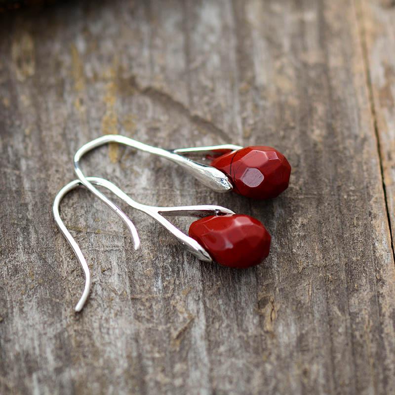 Rote Jaspis-Ohrringe, Tropfenform, eleganter Schmuck für Damen, Naturstein, silberne Haken.