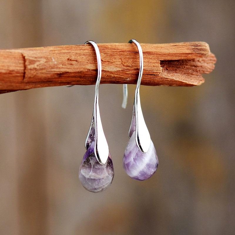 Silberne Ohrringe mit lila Naturstein, elegantes Design, Schmuck für Damen.