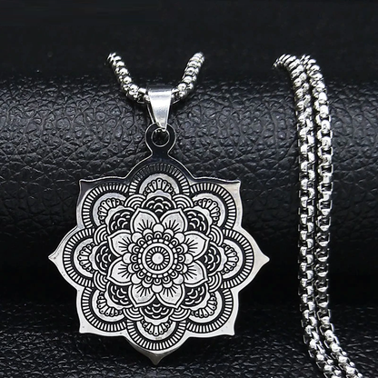 Silberne Mandala-Halskette, Edelstahl, filigranes Design, Schmuck für Damen und Herren.