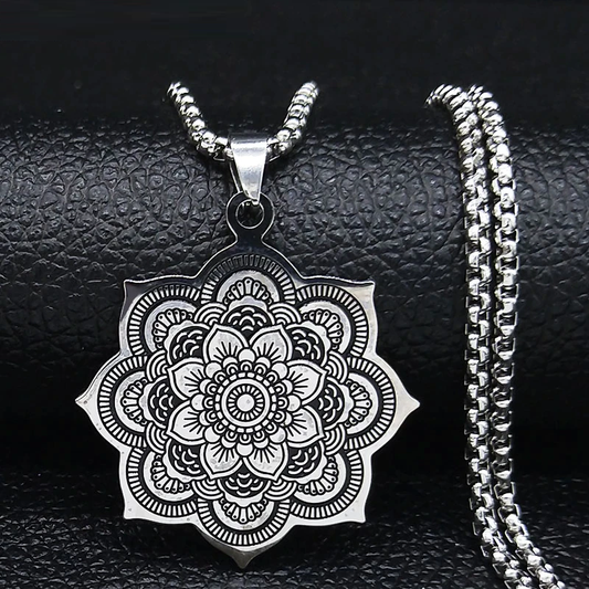 Silberne Mandala-Halskette, Edelstahl, filigranes Design, Schmuck für Damen und Herren.