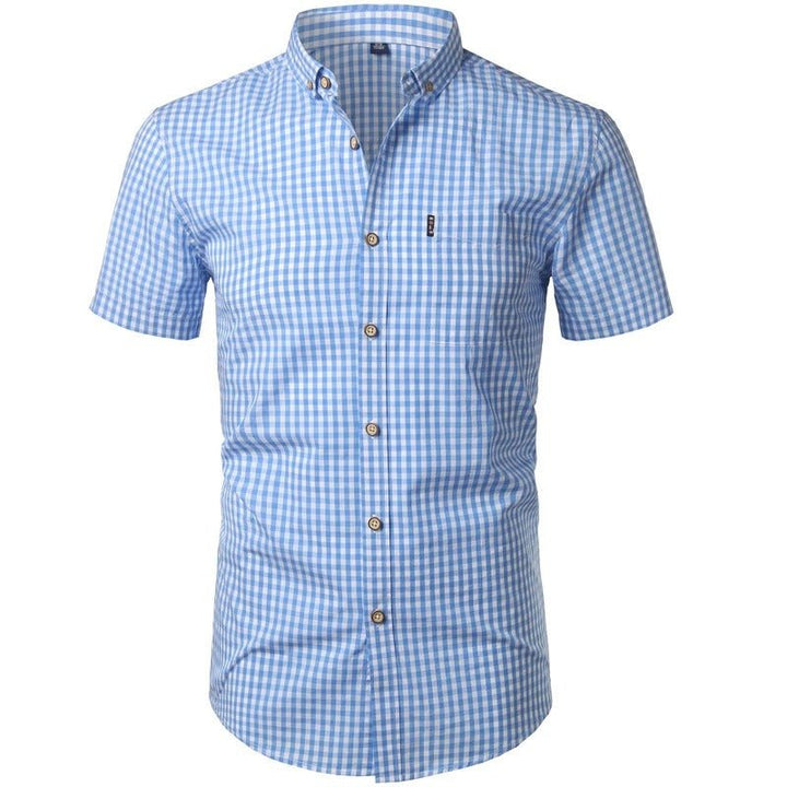 Lyseblå og hvid småternet kortærmet skjorte set forfra med knapper, brystlomme og button-down-krave 1