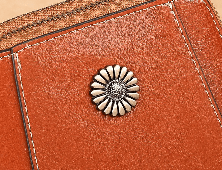 Mini læder crossbodytaske med blomsterdetalje - Liora