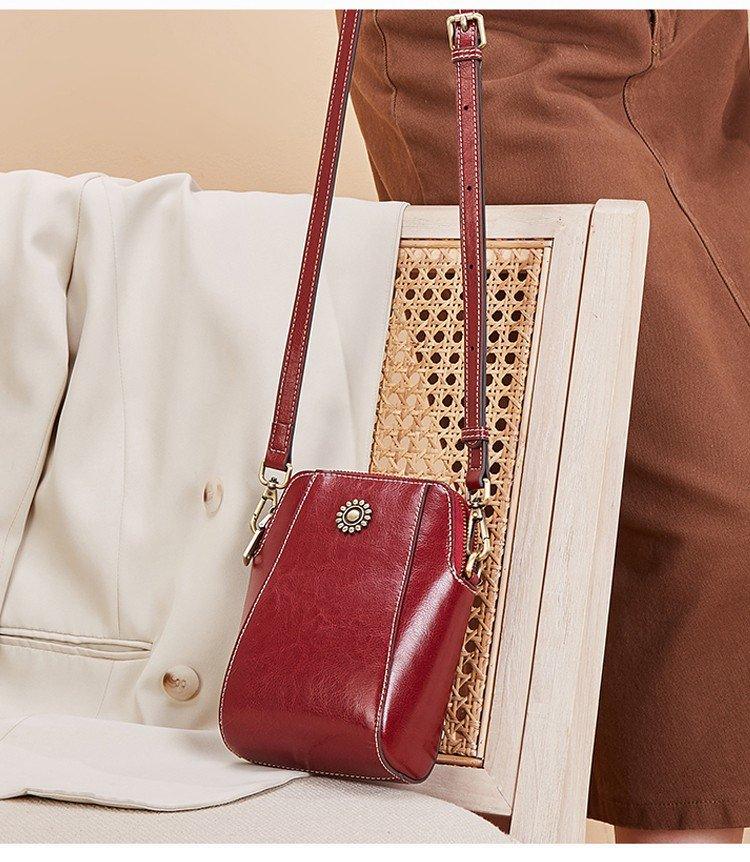 Mini læder crossbodytaske med blomsterdetalje - Liora