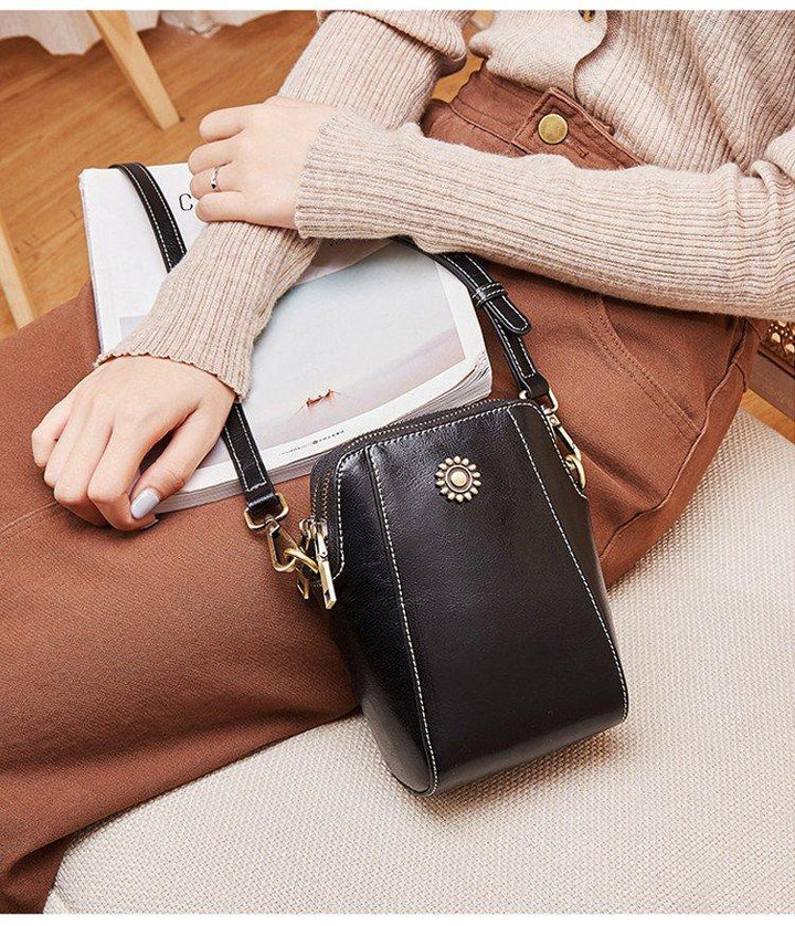 Mini læder crossbodytaske med blomsterdetalje - Liora