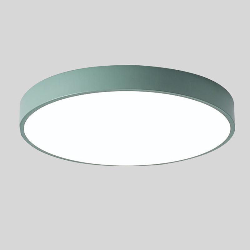 Grøn rund loftslampe uden trædetalje fotograferet alene mod lys grå baggrund. 7