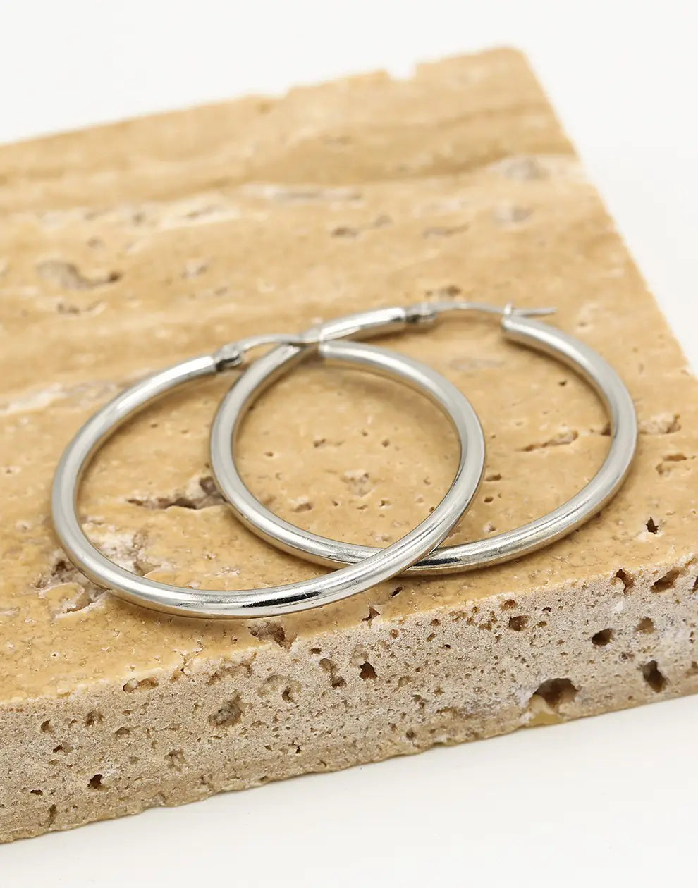 Silberne Creolen Ohrringe 40mm auf Stein, modisch, elegant, Schmuck für Damen.