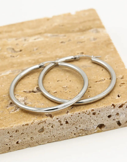 Silberne Creolen Ohrringe 40mm auf Stein, modisch, elegant, Schmuck für Damen.