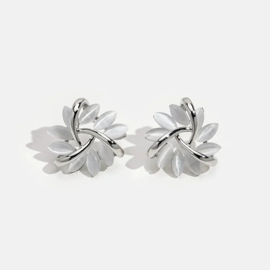 Silberne Ohrringe mit Opalblüten, elegantes Design, Schmuck für Damen, modisch und stilvoll.
