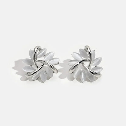 Silberne Ohrringe mit Opalblüten, elegantes Design, Schmuck für Damen, modisch und stilvoll.