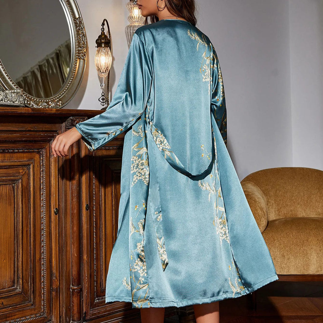 To-delt satin nattøjssæt til damer med stropkjole og kimono – Salena