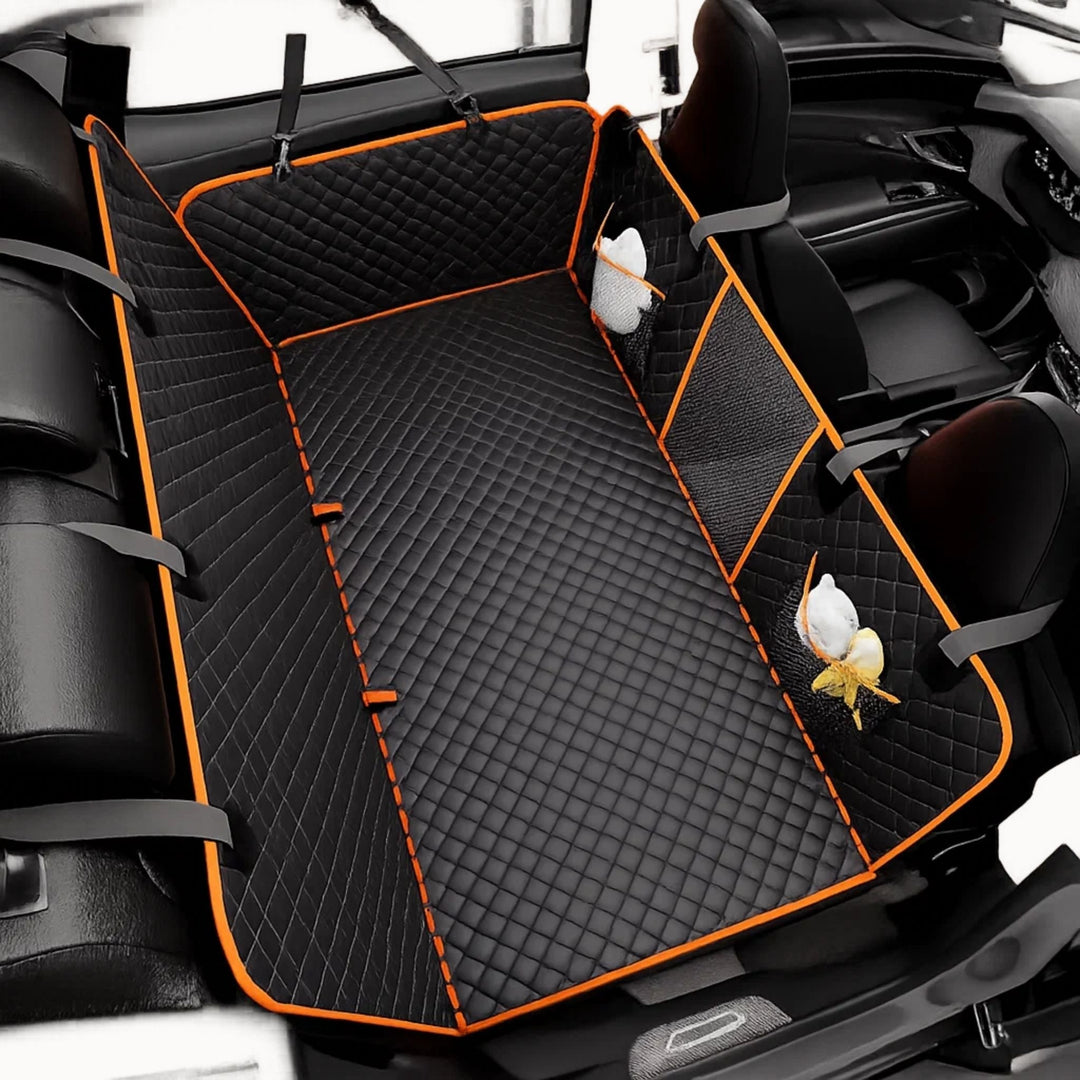 Sort quiltet bagsædebetræk med orange kanter set ovenfra, med sidelommer med legetøj og elastiske stropper omkring sæderne. 8