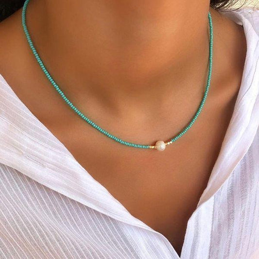 Damenhalskette mit türkisfarbenen Perlen und einer natürlichen weißen Perle, eleganter Schmuck.